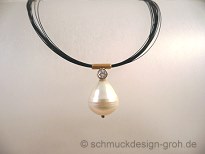 Zartes Collier aus schwarzem Pferdehaar mit Gold, Brillant und Süßwasserzuchtperle