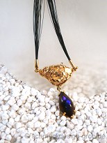 Pferdehaarcollier vom Dunkelfuchs mit Anhänger aus Strukturgold, Brillant und Opal