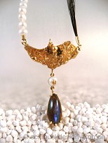 Collier vom Dunkelfuchs mit auswechselbarem Anhänger aus Strukturgold mit Perle und Opal