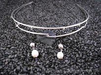 Ein Haarreif für die Braut: Sterlingsilber mit Zirkonia, dazu passende Perlenohrringe