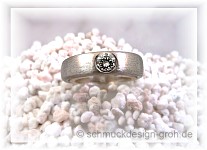 960/- Platinring mit Brillant 0,032 Karat, lupenrein in seidenmatt