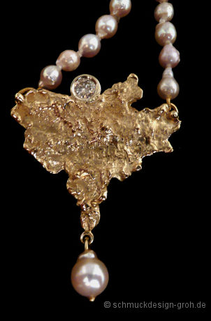 Collier in Gelbgold strukturiert mit Brillant und Perlen