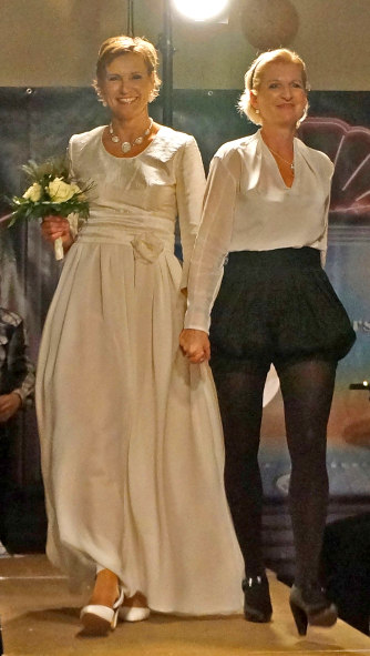Modenschau - Brautkleid mit passendem Schmuck