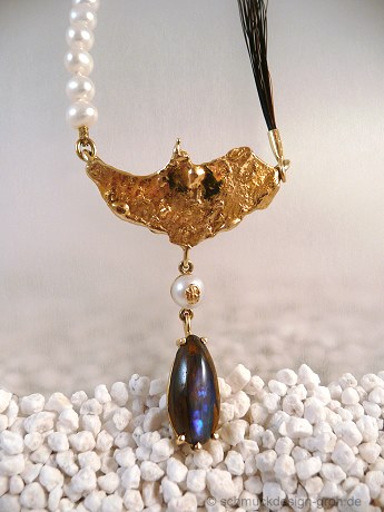 Collier vom Dunkelfuchs mit auswechselbarem Anhänger aus Strukturgold mit Perle und Opal