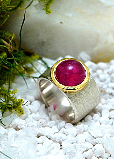 Ring aus Silber, Gold, mit Edelstein